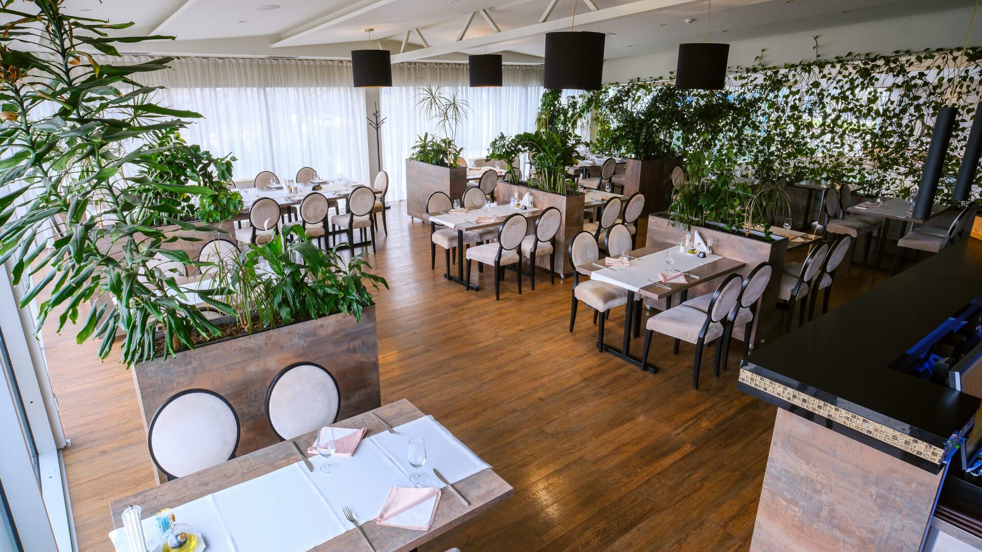 Restoran Hotel Crystal light
